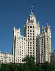 Fototapeta na wymiar Wieżowiec przy nabrzeżu druciarskiej. Moskwa