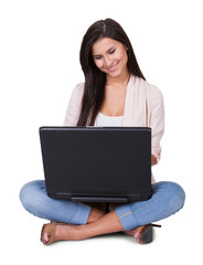 Naklejka premium Woman working on her laptop