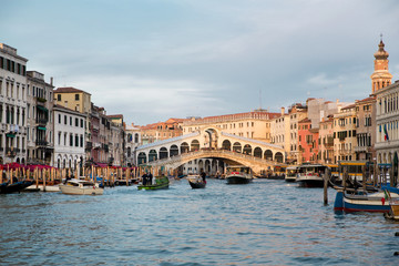 Fototapeta na wymiar Most Rialto - Wenecja