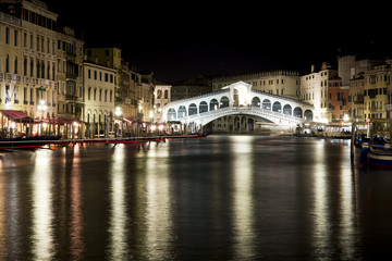 Fototapeta na wymiar Rialto Bridge nocą - Wenecja