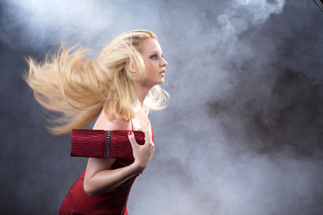 Frau mit fliegenden langen blonden Haar im Nebel Porträt Poster