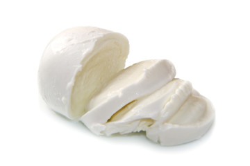Fototapeta na wymiar świeże włoskie mozzarella na białym tle