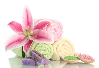 Obraz na płótnie Canvas ręczniki z pięknym różowym lilia, oleju aromat i sól morska