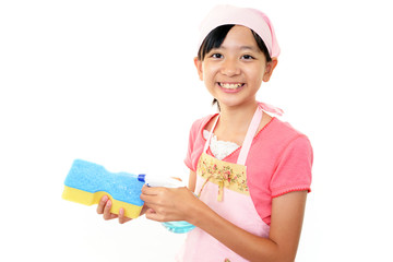 エプロンを着て掃除をする女の子