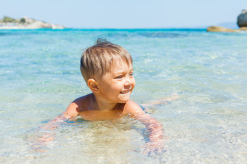 Fototapeta na wymiar Cute Chłopiec gra w morzu