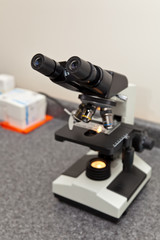 Fototapeta na wymiar Mikroskop laboratoryjny