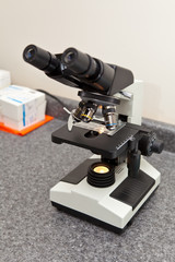 Fototapeta na wymiar Mikroskop laboratoryjny