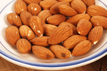 MANDORLE E PINOLI (ALMONDS AND PINE NUTS)