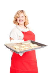 Blonde Frau mit Backblech