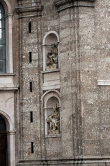 Fototapeta na wymiar Posągi w katedrze Świętego Jakuba w Innsbrucku / Tyrol