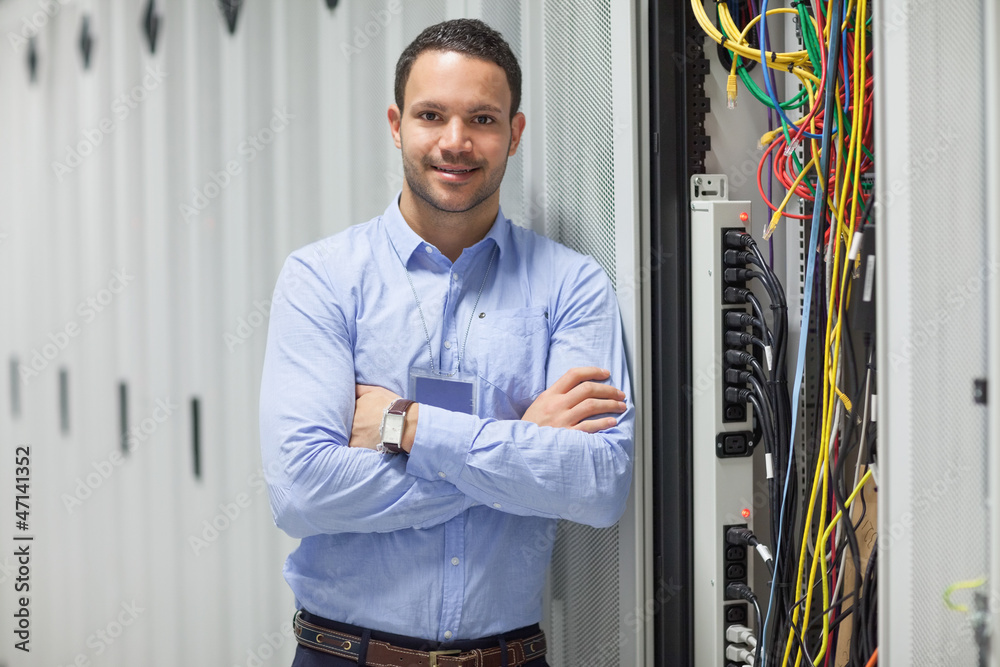 Aufkleber technician standing next to the data store