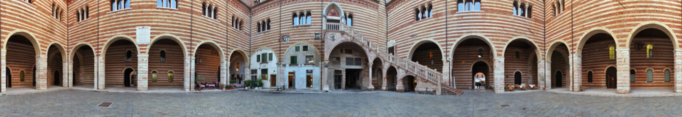 Fototapeta na wymiar Verona, stary sad rynku na 360 stopni