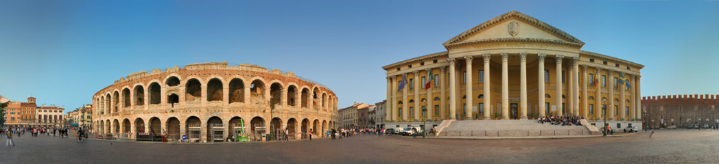 Verona, Piazza Brà con Arena e municipio