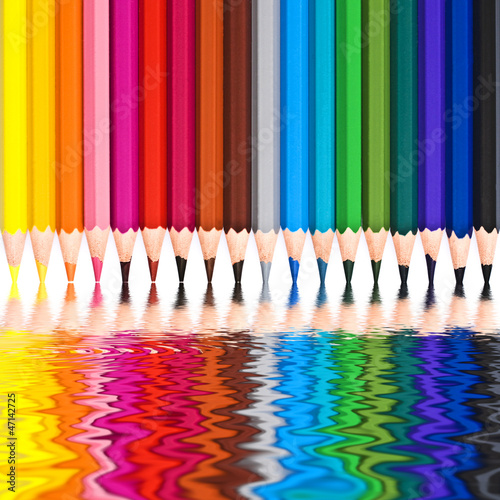 "Crayons de couleur, reflets dans l'eau" photo libre de droits sur la banque d'images Fotolia