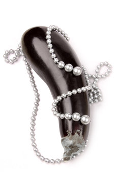 Aubergine und Perlenkette
