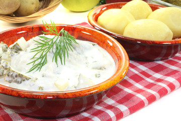 marinierter Sahnehering mit saurer Gurke