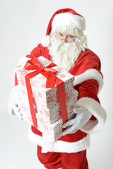 Weihnachtsmann mit Geschenken