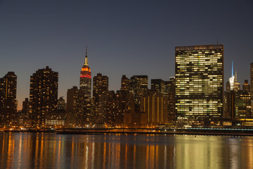Fototapeta na wymiar Midtown Manhattan Skyline w nocy Dziękczynienia.
