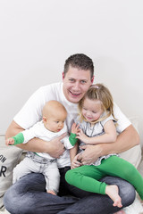 vater mit zwei kindern