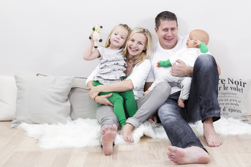 junge familie mit zwei kindern