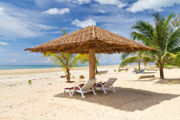 Plakat Tropical beach scenery z parasolem w Tajlandii