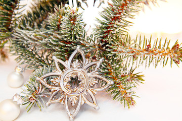 Sterne und Kugeln am Tannenzweig