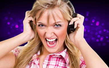 junge frau singt laut