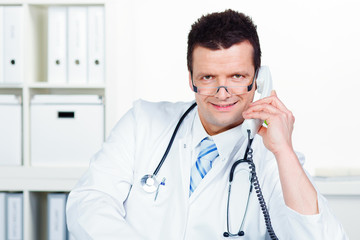 doktor telefoniert