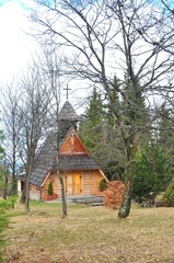 Drewniany kościół w lesie