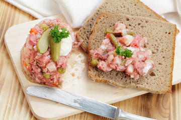 Sülze mit Graubrot