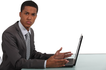 Fototapeta na wymiar Biznesmen sfrustrowany laptopem
