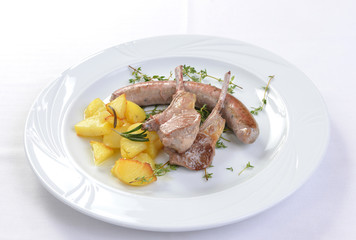 Lammrücken mit Bratkartoffeln