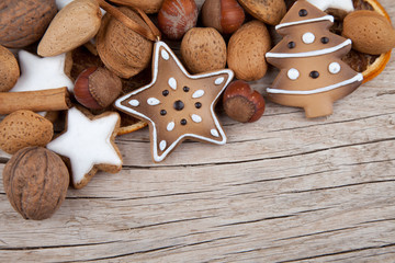Weihnachtsmix mit Stern und Tannenbaum auf Holz IV