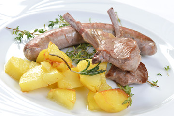Lamm & Würstchen mit gebratenen Kartoffeln