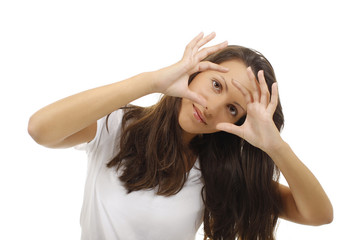 Junge Frau Frau blickt durch Ihre H&auml;nde