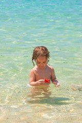 Fototapeta na wymiar Mała dziewczynka na plaży