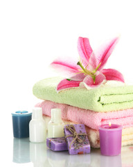 Obraz na płótnie Canvas ręczniki z lilii, olej aromat, świece i mydła wyizolowanych
