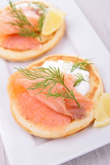 bread with smoked salmon