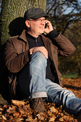 Obraz premium Mann beim Telefonieren