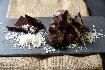 Pralinen mit Kokosraspeln und Schokolade