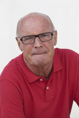 Obraz premium starszy mężczyzna myśli o swojej emerytury