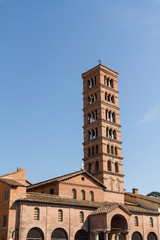 Fototapeta na wymiar Dzwonnica przy Bazylice św Jana i Pawła w Rzymie, Włochy