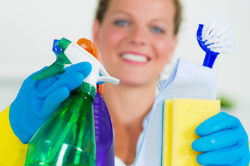 hausfrau zeigt ihre putzmitttel