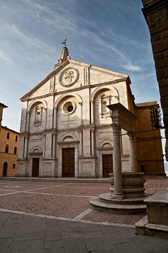 Pienza, il Duomo ed il pozzo dei cani in Piazza Pio II