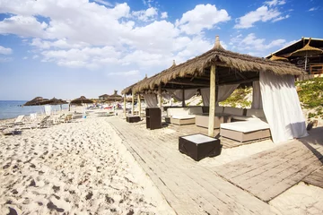 Outdoor-Kissen Baldachin-Liegen in Port El Kantaoui Beach, Tunesien. © mrks_v