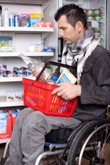Obraz premium Rollstuhlfahrer im Supermarkt
