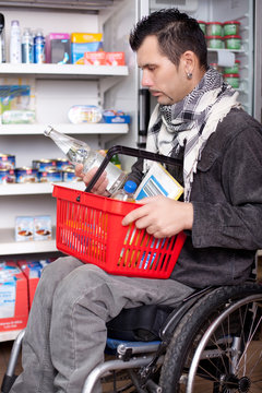 Rollstuhlfahrer im Supermarkt