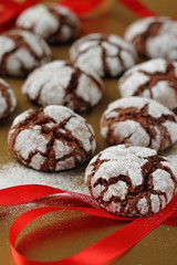 Chokolate crinkles cookies on a golden table