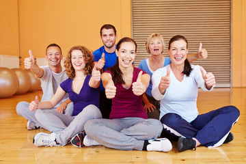 Jubelnder Sportkurs im Fitnesscenter