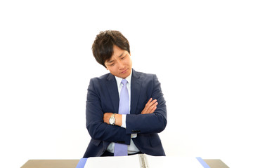 悩むビジネスマン